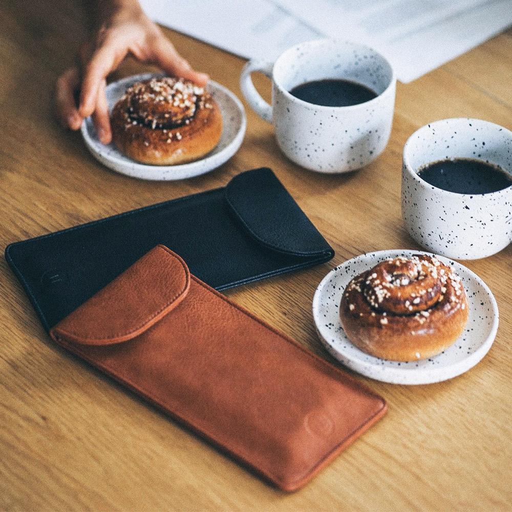 Miljöbild på mobilfodral från Mypauze. Kaffe och bubblar syns i bilden