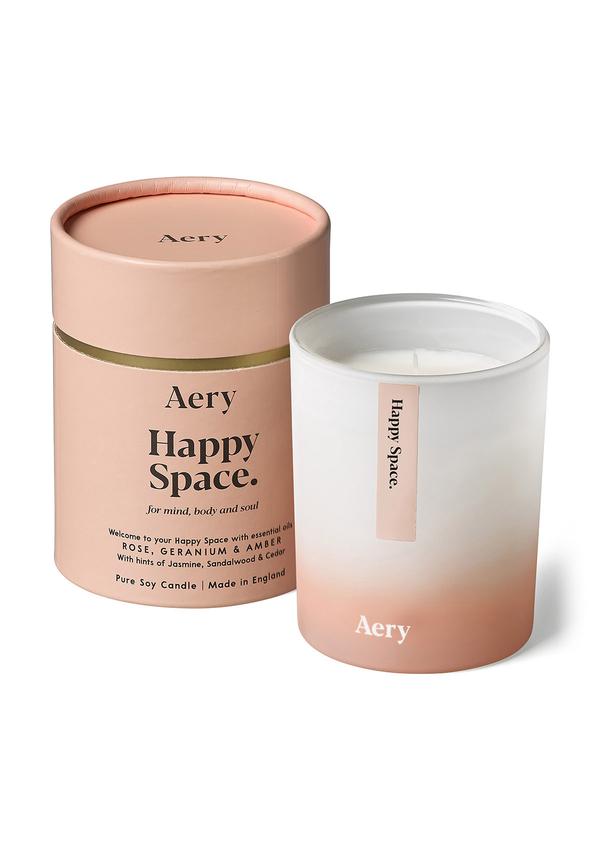 Doftljuset Happy Space från Aery Living som luktar Rose, Geranium och Amber.