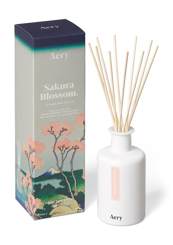 Doftstickorna Sakura Blossom från Aery Living. Doftstickorna luktar körsbär, citrus och persika. På produktförpackning syns rosa körsbärsträd.