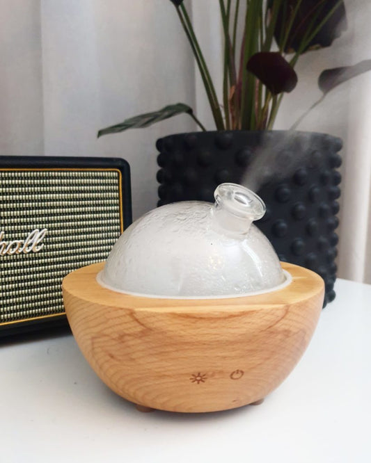 Bilden visar produkten Aroma Diffuser De Luxe i ett vardagsrum.