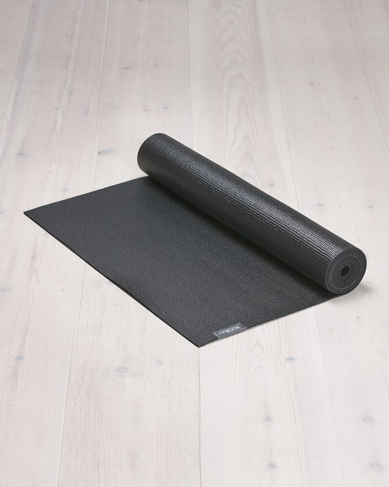 Produktbild på en yogamatta från Yogiraj i storleken 6mm i färgen svart.